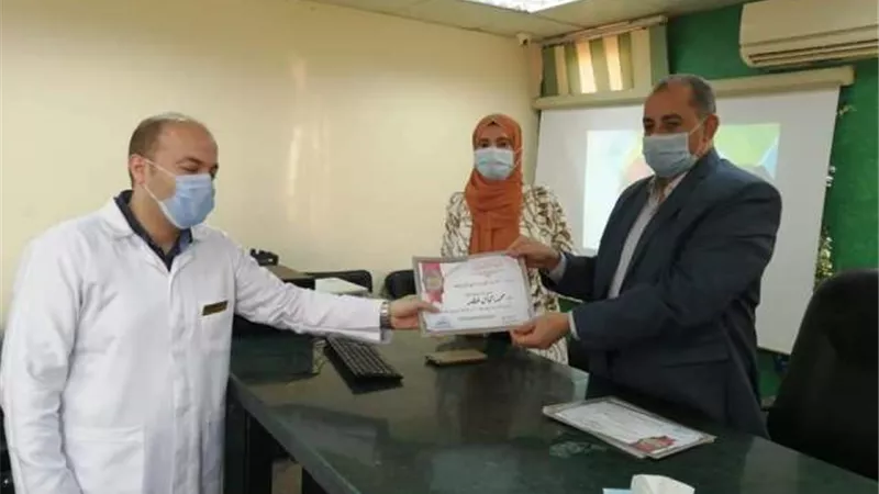 مدير التأمين الصحى يسلم شهادات اجتياز البرنامج التدريبى للجودة بالشرقية ..صور