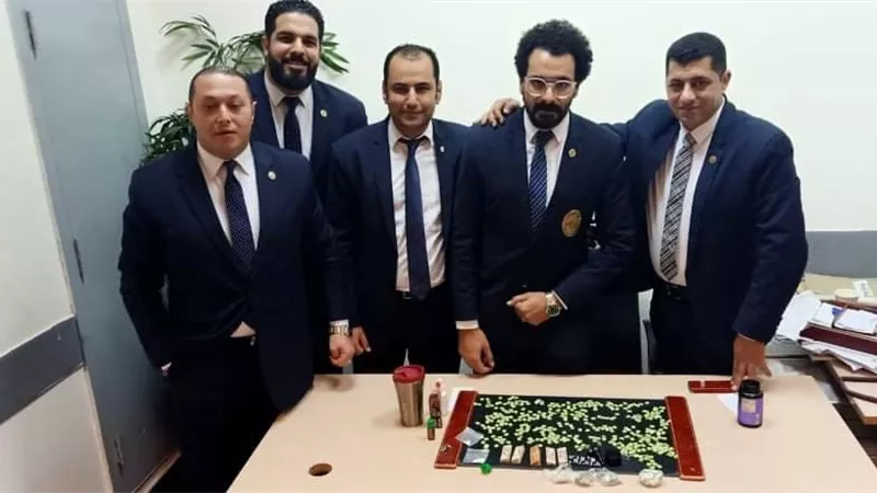 ضبط اقراص مخدرة وكوكايين وماريجوانا في علب «فيتامينات» مع راكب بالمطار