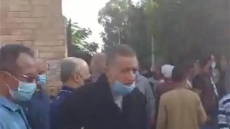 أهالي الإسماعيلية يحتشدون لتشييع جثمان الفنان فايق عزب..صور
