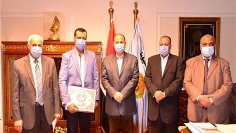 محافظ أسيوط يكرم 