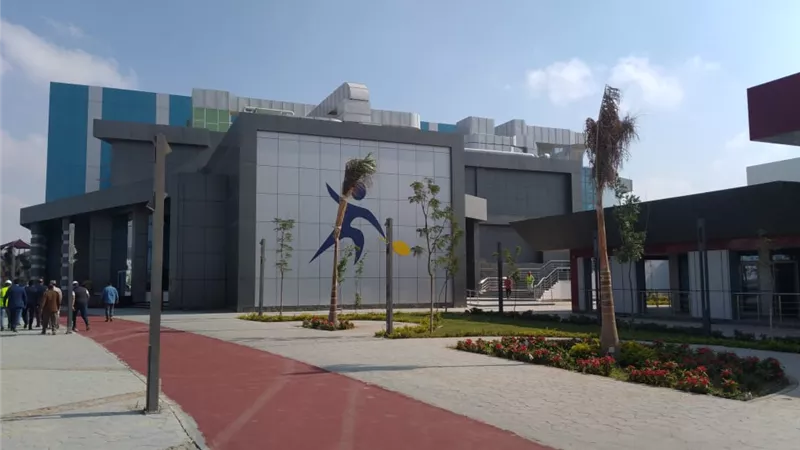 وزير الرياضة يتفقد المدينة الرياضية والصالة المغطاة بالعاصمة الإدارية