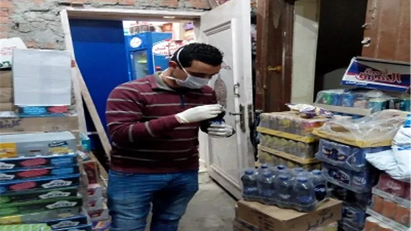 إعدام نصف طن أغذية فاسدة وغلق ٩ منشآت غذائية غير مرخصة بالشرقية