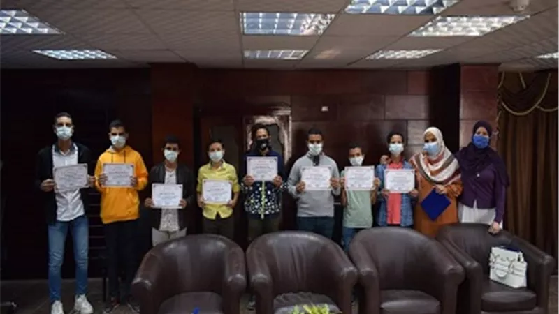 مدير تعليم جنوب سيناء يكرم طلاب مدرسة المجمع التعليمي بتوشكى في مسابقة الإذاعة المدرسية