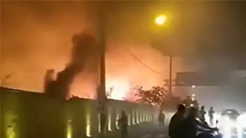 قتيل و4 جرحى بحريق في جزيرة خرج بإيران