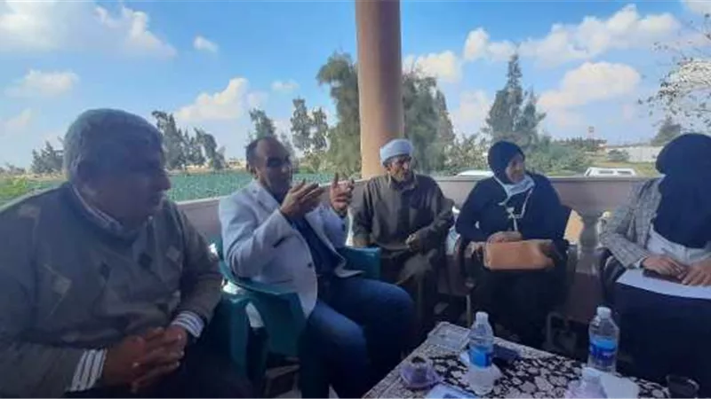 رئيس مدينة القنطرة غرب بالإسماعيلية يبحث مشاكل قرية الأماني.صور