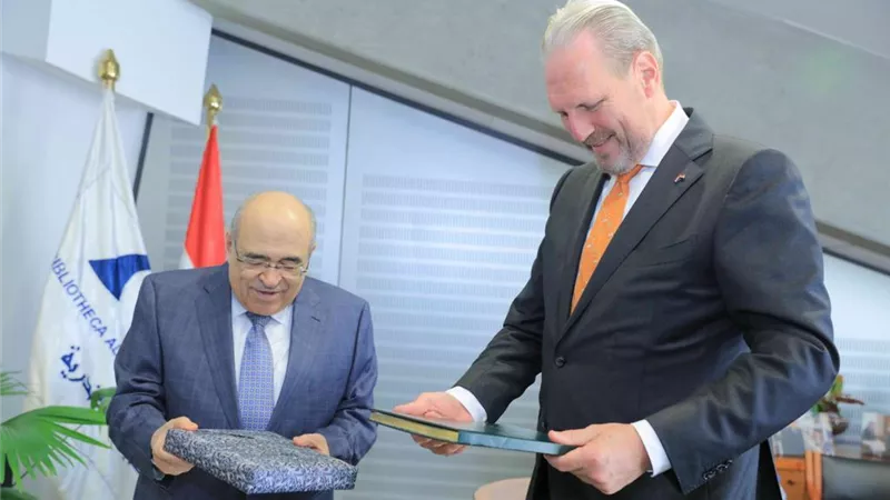 سفير المملكة الهولندية في زيارة لمكتبة الإسكندرية