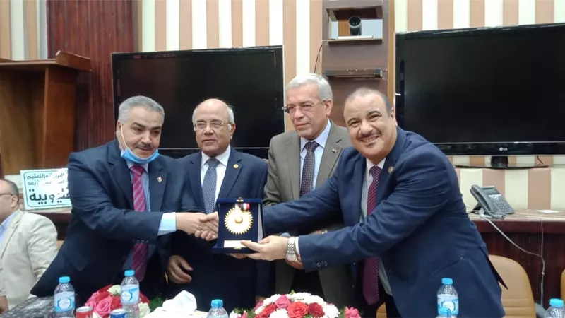 تعليم القليوبية تُكرم عجلان وسلامة لجهودهما وانجازاتهما بالمديرية