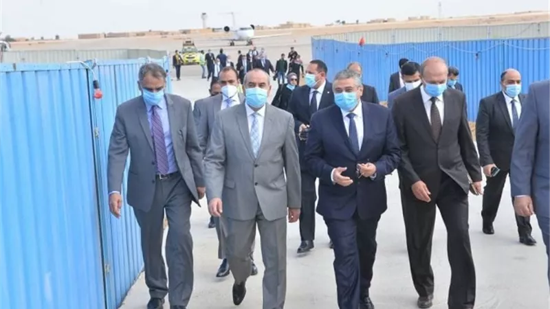 وزير الطيران المدنى يتفقد أعمال مشروع توسعة مطــار سفنكس الدولى