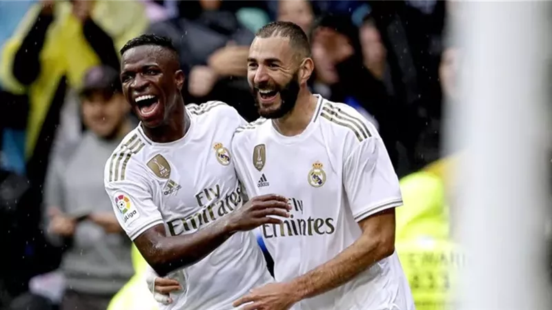 مهاجم ريال مدريد يعلق على أزمة خلافه مع كريم بنزيما
