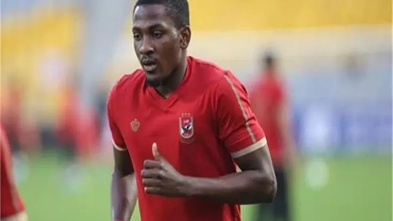 طبيب الاهلى يفحص اجايى طبيا قبل مران اليوم