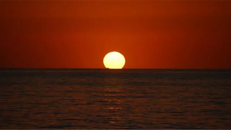 شاهد .. مدينة تغيب عنها الشمس معظم أيام السنة.. فيديو