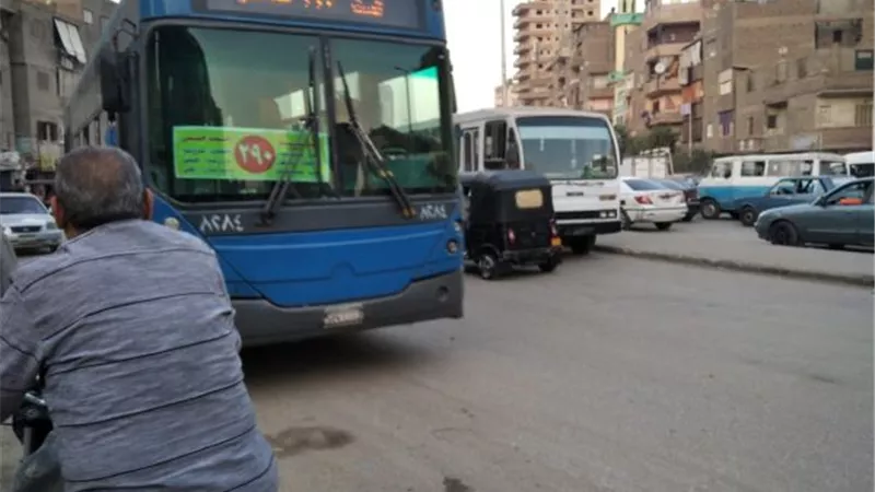 ركاب اتوبيس 290 بالقاهرة يرفضون نقله من موقف المسله إلى موقف الأميرية.. بالصور