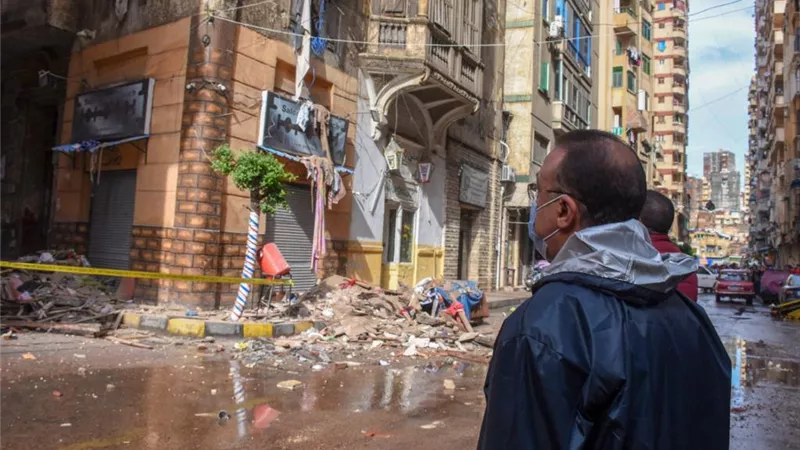 محافظ الإسكندرية ينتقل للعقار المنهار بالجمرك و العمل لانقاذ 4 مواطنين محتجزين