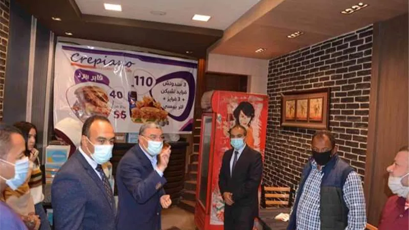 محافظ المنيا يغلق 3 مطاعم وقاعتي افراح ومقهى بسبب الكمامات.صور