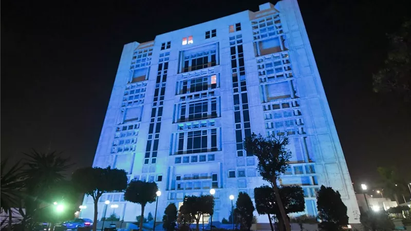 العربي للطفولة يضئ مقره باللون الأزرق بمناسبة اليوم العالمي للطفل