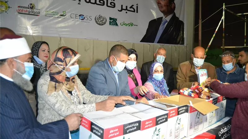 وصول قافلة مواد غذائية من صندوق تحيا مصر للاسر الاولي بالرعاية في السويس