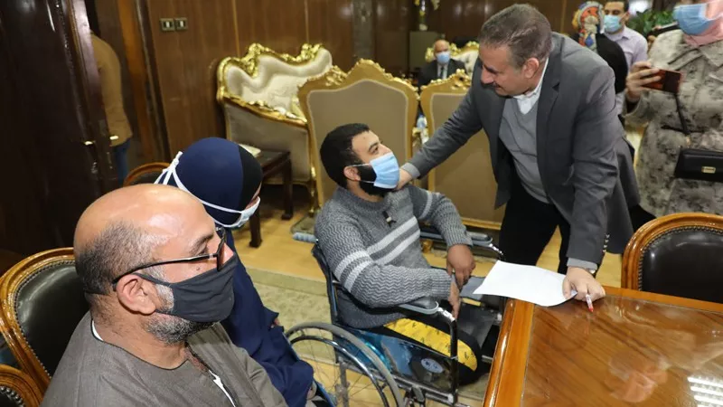 محافـظ المنوفية: كراسي كهربائية وأطراف صناعية وزرع قوقعة و إعانات مالية فورية للحالات الإنسانية وذوى الهمم.. صـــور