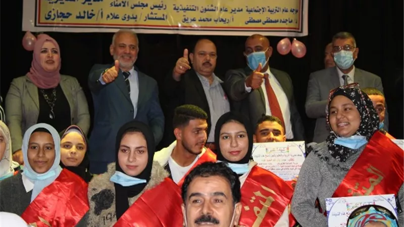 مدير تعليم الجيزة يكرم 36 طالب من أوائل الدبلومات الفنية .صور