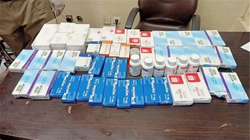 ضبط 2340 قرص دواء بمطار سوهاج