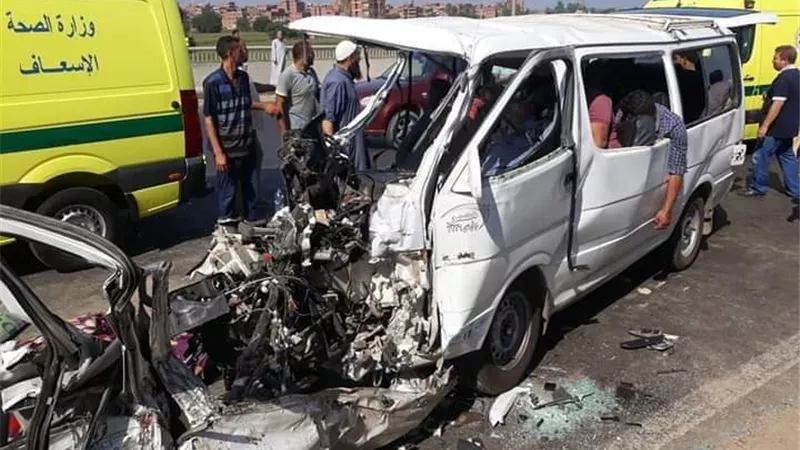 إصابة 10 مواطنين فى حادثين بطرق الشرقية