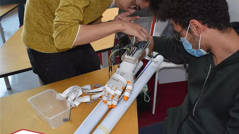 جامعة المنصورة تحصد جائزة أفضل نموذج أولي في تحدي مصر لانترنت الأشياء.. صور