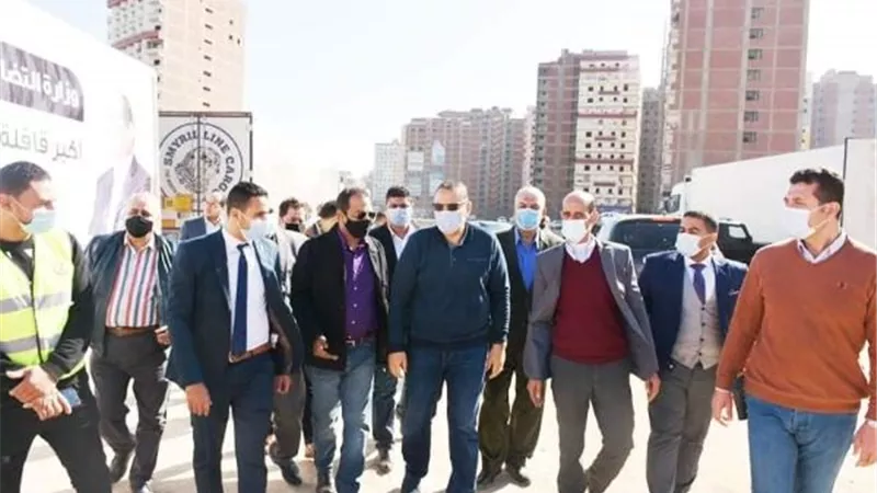 محافظ الشرقية يشهد توزيع المساعدات الغذائية المقدمة من صندوق تحيا مصر.. بالصور