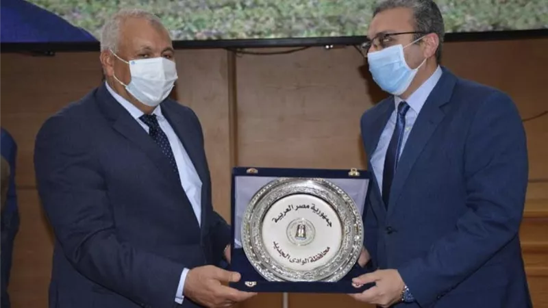 محافظ الوادى الجديد يكرم عطا وعتمان لدورهما فى خدمة المجتمع.. صور