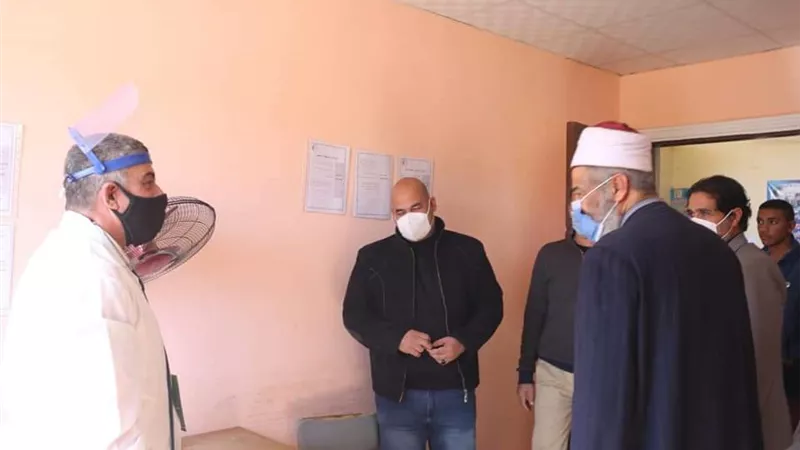 قافلة طبيه وقعت الكشف الطبي علي 876 حالة بالمجان بالواحات البحرية