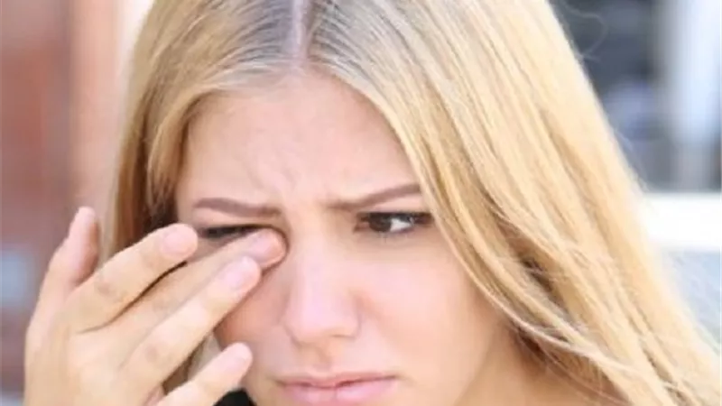 لا تتشائم ..تعرف على الاسباب الحقيقية لرجفة العين المفاجأة