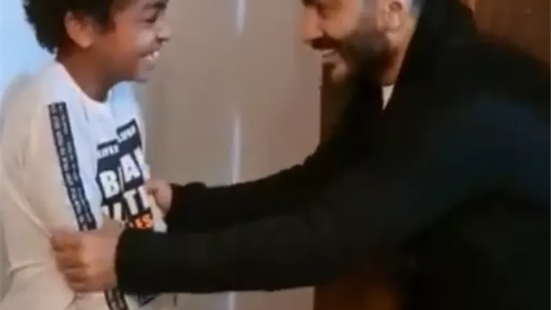 تامر حسنى يحقق أمنية الطفل يوسف ويزوره فى منزله والأخير يصاب بالذهول.. فيديو