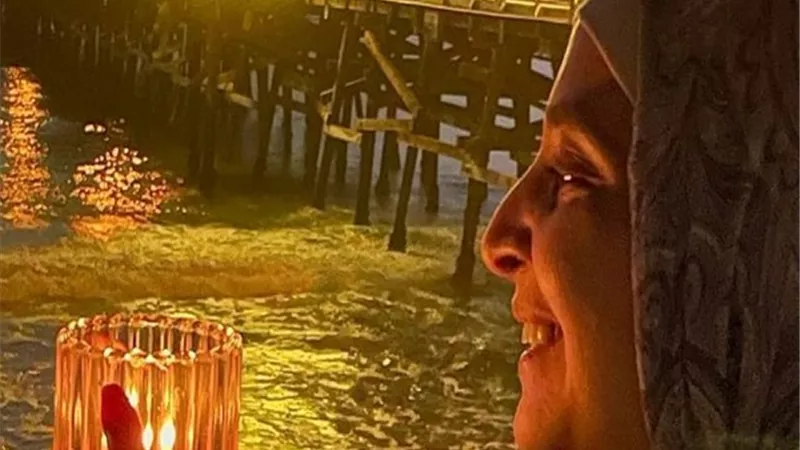 بعد حذفها جميع صورها.. حنان ترك تطل على البحر بعد غياب عامين.. صور