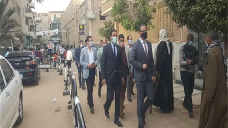 محافظ الفيوم يتفقد عدداً من اللجان الانتخابية بمركزي سنورس وطامية