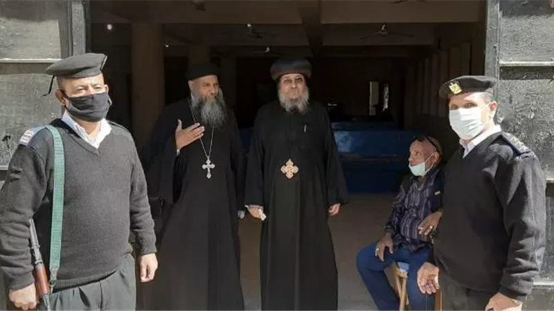 أسقف عام إسنا وأرمنت يدلى بصوته فى إنتخابات الإعاده لمجلس النواب