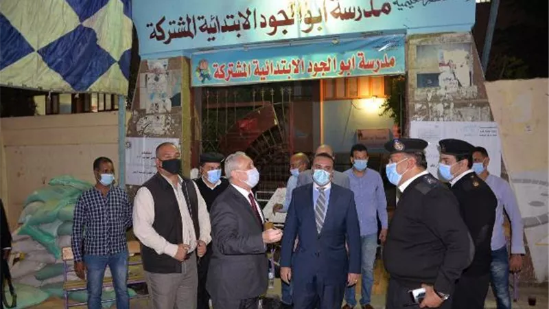 محافظ الأقصر ونائبه فى جولة بعدد من اللجان الإنتخابية