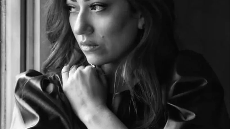 بالأسود .. إطلالة جذابة للفنانة مروة عيد