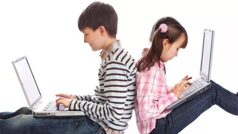 أخصائية تكشف تأثير السوشيال ميديا على العلاقة بين الأبناء والآباء