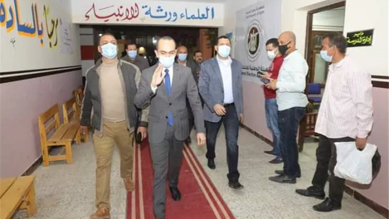 نائب محافظ سوهاج يتفقد عددا من اللجان الفرعية للاطمئنان على سير الانتخابات..صور