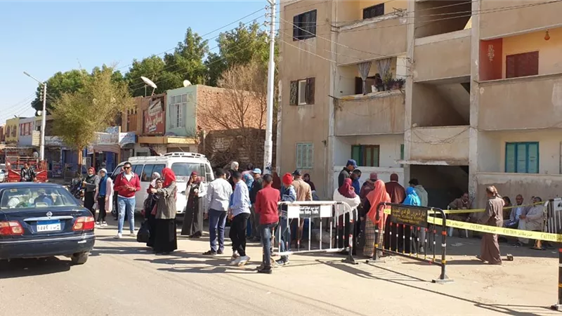 على استحياء وسط هدوء وترقب خارج اللجان الناخبين يتوافدون للتصويت بالوادى الجديد.صور