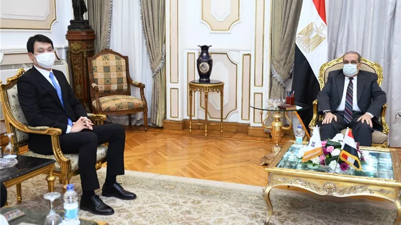 وزير الدولة للإنتاج الحربي يناقش مع سفير كوريا الجنوبية سبل تعزيز التعاون المشترك