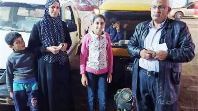 لفتة انسانية جديدة لمحافظ الشرقية.. تخصيص كشك لأسرة الطفلة سائقة التوك توك.. بالصور