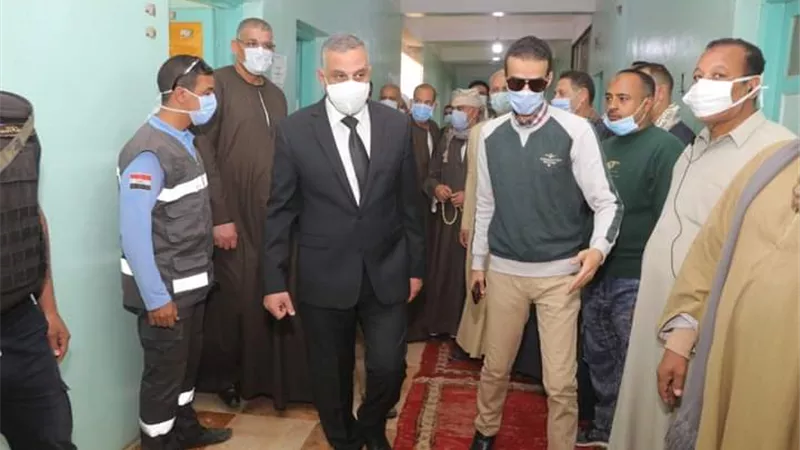 محافظ سوهاج يتابع سير عملية التصويت في انتخابات الإعادة لمجلس النواب باللجان الفرعية..صور