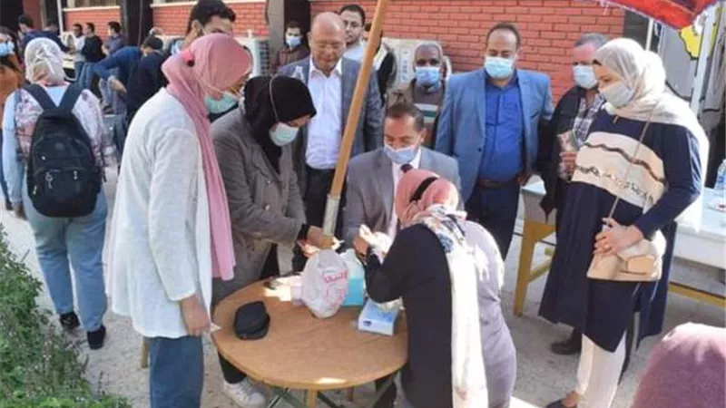 ندوة عن مشكلة النفايات والطب البشري بجامعة سوهاج..صور