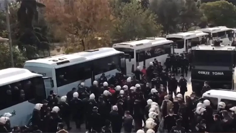 تركيا تعتقل 99 شخصا أثناء مسيرة عمالية إلى أنقرة بعد طردهم من وظائفهم