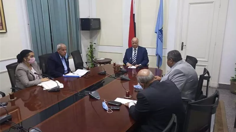 محافظ القاهرة يطالب رؤساء الأحياء بالتواجد بالشوارع تحسبا لسقوط الامطار