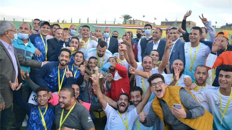 محافظ القليوبية يشهد المباراه النهائية لدوري مراكز الشباب ويسلم الكأس لفريق قلما