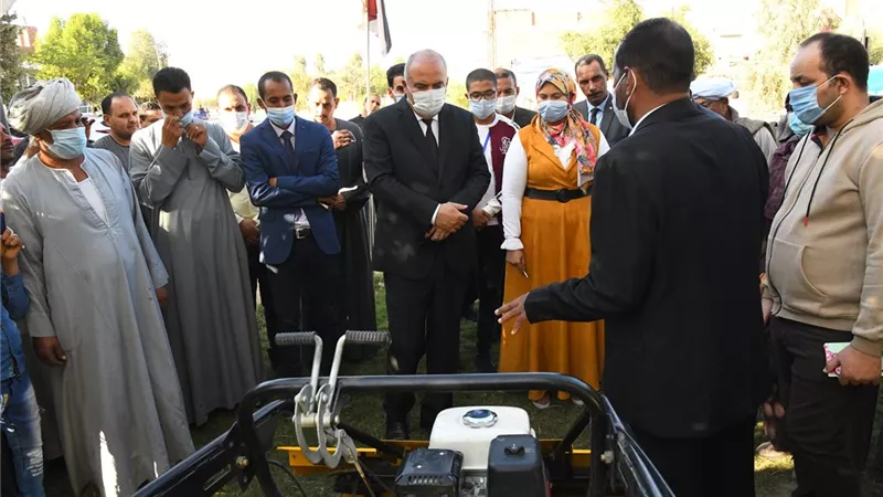 محافظ قنا يتفقد مركز الخدمات الزراعية المتكاملة بقرية المحروسة