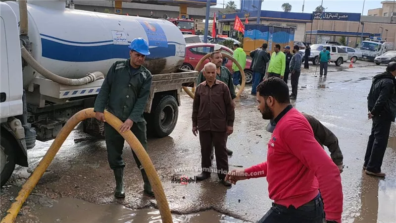 محافظ البحيرة يتفقد أعمال رفع تراكمات المياة بمدينة دمنهور ..صور