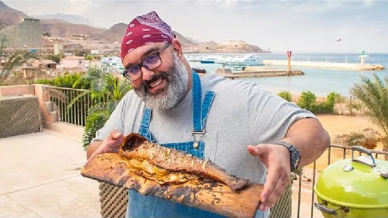 طبق مختلف وغير معتاد قاروص مشوى على الفحم بالفيديو
