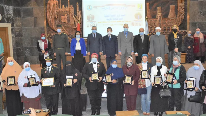 د رحمى يكرم القيادات النسائية بالمحافظة ويطلق مبادرة معا ضد العنف-صور