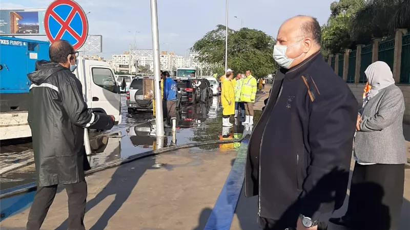 محافظ القاهرة يتابع شفط مياه الأمطار من شوارع مدينه نصر.. صور